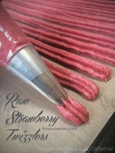 Strawberry Twizzlers, Fruit Drying, Candy Recipes Homemade, Raw Desserts, Dehydrated Food, حلويات صحية, Homemade Candies, Dehydrator Recipes, Paleo Dessert