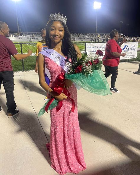 It's good to be Queen 👑 Anniston High School Homecoming 🖤🏈❤ #qualityshoppecutie #homecoming #homecoming2024 #hoco2024 #HomecomingQueen Hoco Queen, High School Homecoming, Be Queen, Homecoming Queen, 2025 Vision, Homecoming, Vision Board, High School, Queen