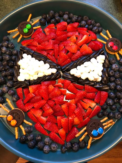 Spiderman Fruit Tray, Halloween Fruit Tray Ideas, Spider Man Food, Spiderman Birthday Cake Ideas, Halloween Fruit Tray, Rory Birthday, Spiderman Birthday Party Food, Deadpool Party, Fruit Tray Ideas