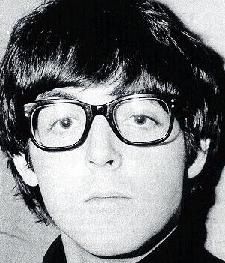 Paul McCartney with glasses on Paul Mccartney Glasses, Buddy Holly Glasses, Muzică Rock, Paul Mccartney Beatles, The Quarrymen, Jane Asher, Chic Glasses, Bug Boy, Sir Paul