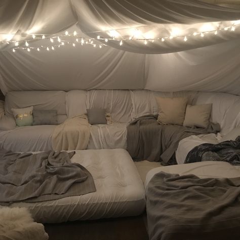 Sleep Over Rooms, Cute Sleepover Room Ideas, Aesthetic Sleepover Room, Giant Pillow Fort, Closet Hangout Space Aesthetic, Fort Ideas Aesthetic, Sleepover Bed Setup, Bed Tent Aesthetic, Basement Sleepover Setup