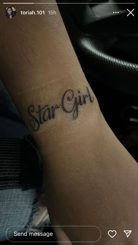 Star Tattoos Black Women, Star Tattoo Ideas Female, Star Girl Tattoo, Tattoo Ideas Black Women, Stargirl Tattoo, Herren Hand Tattoos, Wrist Tattoos Girls, Writing Tattoo, Cute Writing