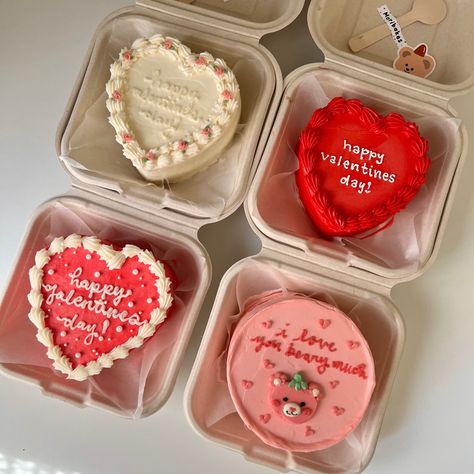 Bento Cake Valentines, Bento Cake Valentines Day, Mini Valentine Cakes, Cake Valentines Day, Lunch Box Cake, Box Cake Recipes, Cute Lunch Boxes, Valentines Baking, Mini Torte