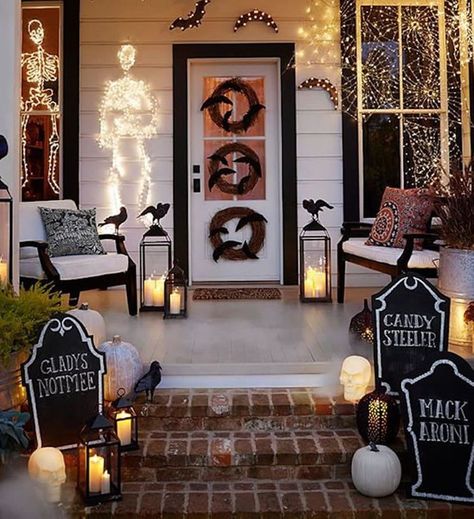 Porche Halloween, Halloween Decor Diy, Halloween Front Doors, Hallowen Ideas, Casa Halloween, Halloween Front Porch Decor, Halloween Porch Decorations, Halloween Front Porch, Halloween Tattoo