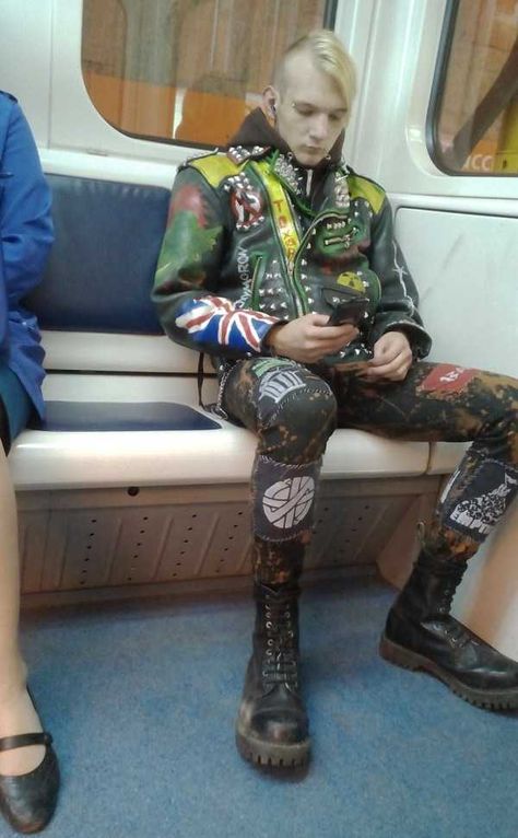 33 more crazy pictures that prove the Russian subway fashion is uniquely weird. #russia #subway #fashion #subwayfashion #russiansubway 80s Punk Photography, Punk Outfits 80s, Metal Head Outfits, 80s Punk Fashion, Princesa Punk, Ropa Punk Rock, Punk Guys, Punk Mode, Gutter Punk