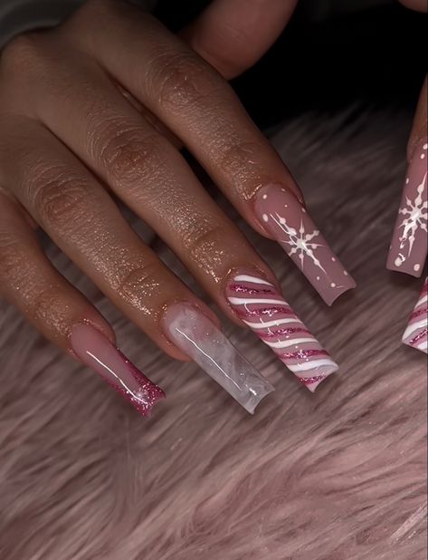 Freestyle Christmas Nails Acrylic, Cute Christmas Acrylic Nails Coffin, Acrylic Nails Christmas Design, Medium Nails Christmas, Christmas Nails Medium Coffin, Christmas Nails Latina, Nail Ideas For Christmas 2023, Christmas Nail Sets Almond, Medium Nails Acrylic Christmas