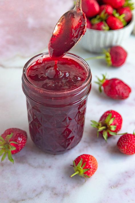 Cooking Strawberries, Strawberry Jam No Pectin, Easy Strawberry Jam Recipe, How To Store Strawberries, Easy Strawberry Jam, Gourmet Christmas, Passion Fruit Curd, Vanilla Bean Paste, Strawberry Jam Recipe