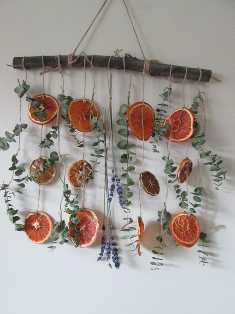 Orange Slice Hanging, How To Dry Citrus Slices, Dried Fruit Crafts, Crunchy Home Decor, Dried Citrus Decor, Diy Nature Room Decor, Christmas Branches Decor, Autumnal Home Decor, Bead Hanging Decor