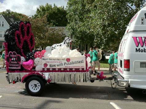 Wagging Tails Pet Sitting and Mobile Pet Grooming parade float Southington Apple Harvest Festival Parade float 2012   Dog in tub with balloon bubbles! Grooming Trailer, Balloon Bubbles, Dog Parties, Parade Float Ideas, Pet Daycare, Christmas Parade Floats, Mobile Pet Grooming, Dog Parade, Parade Ideas