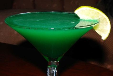 Wizard Of Oz Food, Yummy Drinks To Make, Emerald City Party, Movie Night Treats, Midori Melon, Melon Liqueur, City Party, Martini Recipe, Mystery Dinner