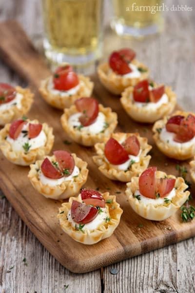 Goat Cheese Appetizer, Fruity Recipes, Phyllo Cups, Buffet Party, Whipped Goat Cheese, Thyme Recipes, Cocktail Party Food, Fingerfood Party, Easy Appetizer Recipes