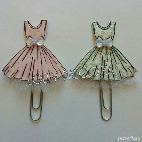 diy doll Learn how to make EASY Butterfly &amp; Flower DIY Paper Clip Embellishments For the Top Not Paper Clips Diy, Paperclip Crafts, Dress Paper, Paper Clip Art, Bijoux Fil Aluminium, Embellishment Diy, Card Embellishments, Planner Charms, Candy Cards