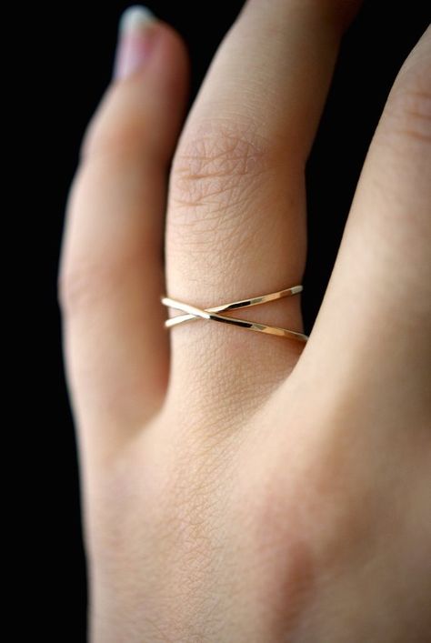 خواتم خطوبة, Hand Jewelry Rings, X Ring, Criss Cross Ring, Gold Rings Fashion, Bar Stud Earrings, Gold Ring Designs, Classy Jewelry, Morganite Engagement Ring