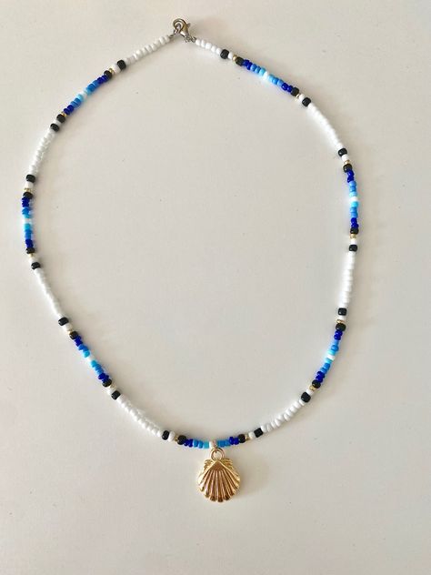 #beaded #beads #necklace #beadednecklace #trendy #beadedjewelry #jewelry #diy #ideas Beaded Trendy Bracelets, Summer Necklaces Beads, Beach Diy Jewelry, Obx Neclace Ideas, Beaded Jewelry With Shells, Seed Bead Necklace Patterns Beach, Summer Beads Jewelry, Sea Bead Necklace Ideas, Trendy Diy Jewelry Necklaces