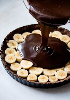 A rich and creamy chocolate banana tart filled with decadent Nutella ganache. This no-bake dessert is a foolproof recipe that’s great to make ahead. Banana Tart, Pie Pops, Tart Filling, Chocolate Nutella, Nutella Recipes, Pie Pan, Fool Proof Recipes, Chocolate Tart, Creamy Chocolate