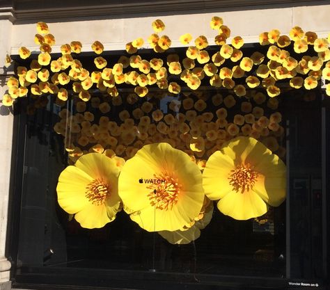 Amazing window display @ Selfridges for apple watch @ 28 Sep '15 Flower Window Display, Decor Tet, Royal Salute, Food Delivery Service, Shop Small Quotes, Store Window Displays, Chinese New Year Decorations, Flower Window, Healthy Food Delivery