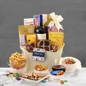 Lindt Chocolate Truffles, Liquor Bouquet, Rosh Hashana Gift, Luxury Gift Basket, Flowers For Men, Butter Toffee, Wine Baskets, Christmas Wine Bottles, Gourmet Gift Baskets