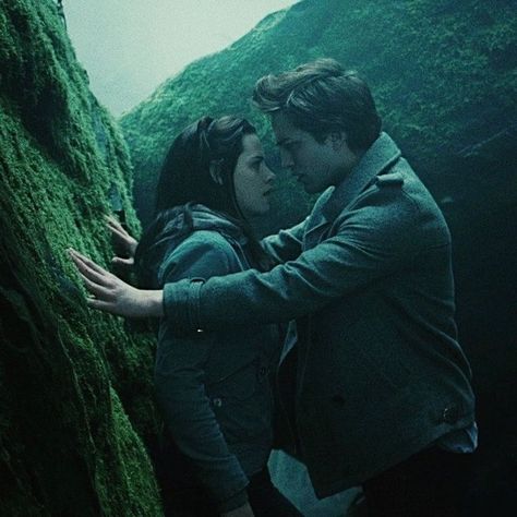 Bella Y Edward, Twilight 2008, Twilight Edward, Twilight Photos, Twilight Film, Edward Bella, Twilight Pictures, Twilight Series, Nikki Reed