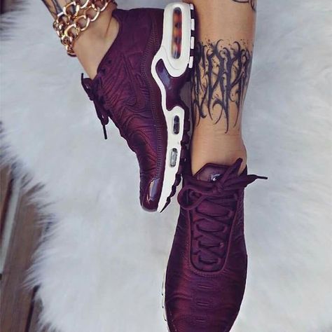 1,339 Likes, 30 Comments - shelda heath (@thicckmadam) on Instagram: “I NEEEEDDDDD THESE ❣” Buty Jordan, Gym Shoes, Tenis Casual, Shoe Closet, Crazy Shoes, Shoe Obsession, Shoe Lover, Ciabatta, Shoe Game