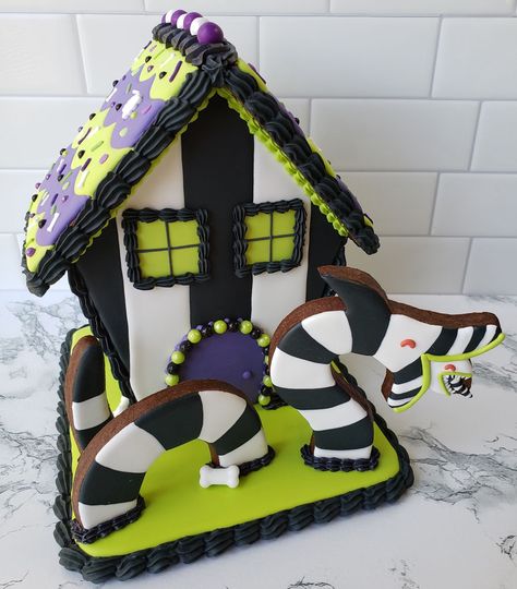 Beetlejuice Cookies Decorated, Beetlejuice Cookies, Gingerbread House Tutorial, Beetlejuice Birthday, Haunted Gingerbread House, Halloween Gingerbread House, Halloween Ice Cream, Cool Gingerbread Houses, Homemade Bird Houses