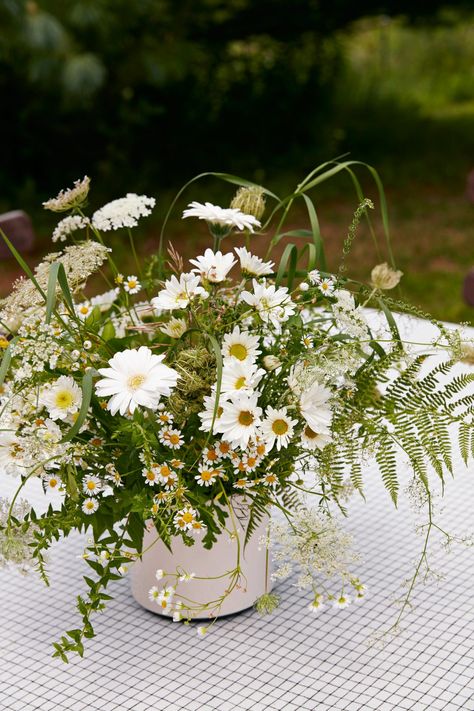 Farm to Table Gingham Wedding, Rustic Flower Arrangements, Wildflower Centerpieces, Green Centerpieces, Home Floral Arrangements, Wedding Table Flowers, Rustic Wedding Centerpieces, Rustic Flowers, Lake Wedding