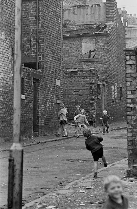 Street games, Newcastle upon Tyne 1971 Street Game, Old Photography, Black And White Photograph, Industrial Photography, Viking History, Newcastle Upon Tyne, History Photos, Foto Vintage, Vintage Life