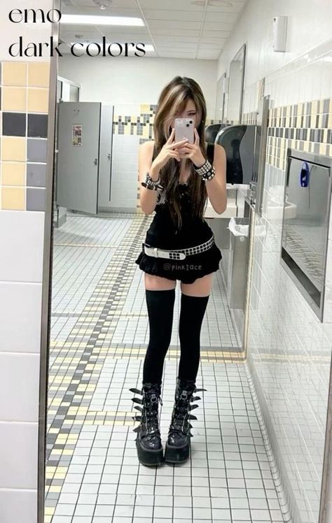 Goth Outfits Y2k, Mall Emo Outfits, Pretty Goth Aesthetic, Pretty Outfits Y2k, Emo Looks Outfits, Goth Cute Outfits, Y2k Mall Goth Outfits, Emo Cute Outfits, Alternative Goth Outfits