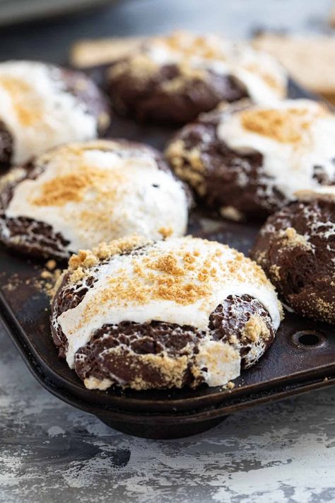 S’mores Muffins Cannoli Filling, Chocolate Muffin, Chocolate Banana Muffins, Muffin Tin Recipes, Cracker Crust, Chocolate Sandwich, Marshmallow Creme, Bread Appetizers, Chocolate Marshmallows