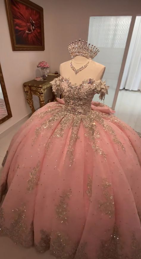 Sweet Sixteen Outfits, Pink Quince Theme, Princess Sweet 16, Quinceanera Dresses Gold, Quinceanera Pink, Quinceanera Themes Dresses, Quinceanera Photoshoot, Pink Quince, Quinceanera Planning