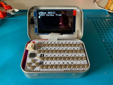 80s style 8-bit computer running BASIC. Includes OLED screen and a QWERTY keyboard. 😍👍👏 #Arduino #Computing #DIY #Electronics #Tech #Retro #Coding Tech Nerd Aesthetic, Personalized Electronics, Diy Tech Gadgets, Retro Keyboard, Diy Keyboard, Coding Projects, Projets Raspberry Pi, Old Electronics, Arduino Projects Diy