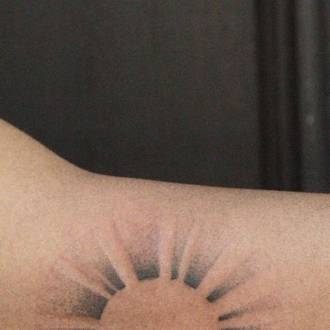 Sun Shading Tattoo, Sunbeam Tattoo Sunlight, Half A Sun Tattoo, Ray Of Light Tattoo, Sun On Knee Tattoo, Shaded Sun Tattoo, Tattoo Sun Rays, Rays Of Light Tattoo, Light Rays Tattoo