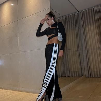 90s Adidas Pants, Adibreak Pants Outfit Women, Adidas Pants Outfit Winter, Adidas Trousers Outfit, Adidas Track Pants Outfit Woman, Adibreak Pants Outfit, Adidas Tracksuit Outfit, Adibreak Track Pants, Adidas Track Pants Outfit