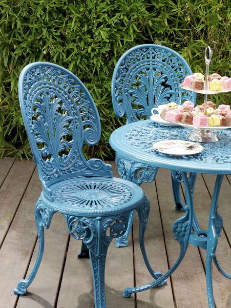 The use of metal garden chairs - Decorifusta Cast Iron Patio Furniture, Table Jardin Metal, Cast Iron Garden Furniture, Wrought Iron Garden Furniture, Metal Garden Table, Metal Garden Furniture, Iron Patio Furniture, Diy Seating, Wrought Iron Patio Furniture