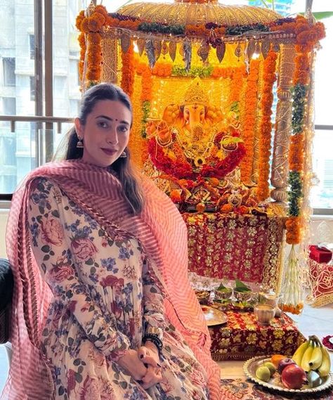 Ganesh Pandal, Anant Chaturdashi, Kapoor Family, Ganesh Visarjan, Ganesh Puja, Karishma Kapoor, Arrow Background, Ganesh Utsav, Karisma Kapoor