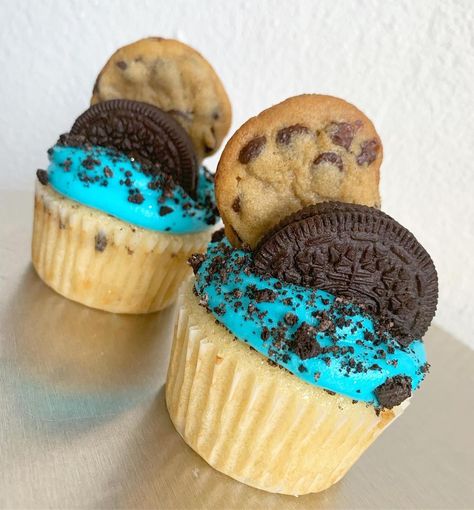 Cookie Monster Desserts, Cookie Monster Treats, Cookie Monster Baby Shower Ideas, Cupcake Themes, Oreo Cookie Cupcakes, Baby Cookie Monster, Cookie Monster Cookies, Candied Grapes, Cookie Cupcakes