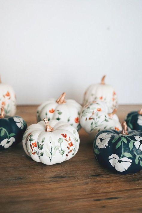 Aesthetic Pumpkins Painting, Thanksgiving Boho Decor, Diy Boho Pumpkins, Orange Pumpkin Decorating Ideas, Designer Fall Decor, Magical Fall Decor, Painted Pumpkin Decor, Fall Decor Inspo 2023, Neutral Pumpkin Painting