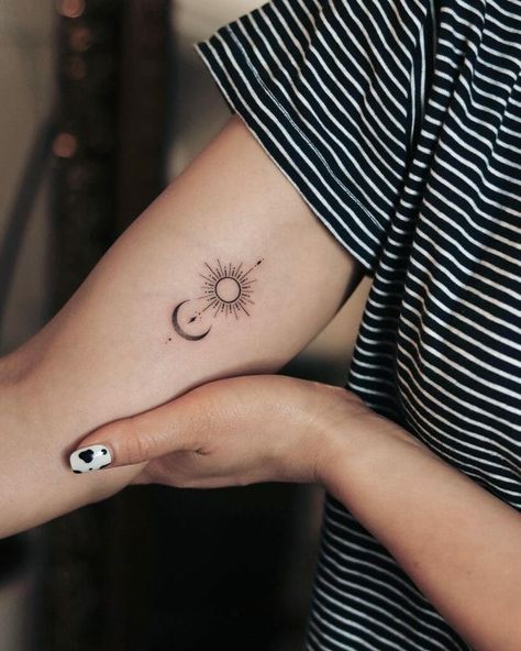 Tattoo Ideas For Women Minimalist, Simple Star Tattoo, Small Sun Tattoo, Sun And Moon Tattoo Ideas, Moon Tattoo Ideas, Tattoo Sonne, Sun Tattoo Designs, Sun And Moon Tattoo, Moon Tattoo Designs