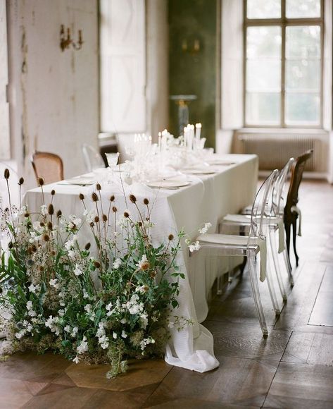 I absolutely love this alternative to a table centre, a meadow of flowers at the end of the table #modernrusticwedding #simplewedding #gatheringideas #tablecentres #weddingdecor Long Table Wedding, Martha Weddings, Chateau Wedding, Restaurant Wedding, Wedding Tables, Martha Stewart Weddings, Table Centers, Table Flowers, Deco Table