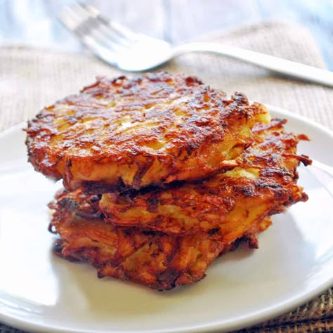 Crispy Baked Latkes - Healthy Recipes Blog Oven Baked Potato Latkes, Veggie Latkes, Baked Latkes, Latke Recipe, Potato Latke Recipe, Monday Meals, King Arthur Flour Recipes, Veggie Side Dish Recipes, Whole30 Vegan