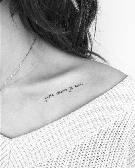 French quote ‘Juste comme je suis’ inked on the left clavicle bone Simple Quote Tattoos, Simple Shoulder Tattoo, Wildflowers Tattoo, Tattoos For Women Small Meaningful, Orca Tattoo, Tattoo Placements, Tattoo Diy, Small Shoulder Tattoos, Rose Tattoos For Women