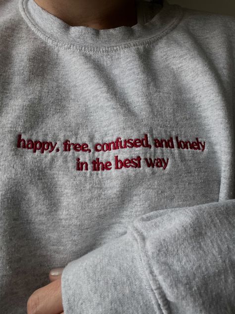 Taylor Swift Sweatshirt Embroidery, Embroidered Quotes On Clothes, Diy Taylor Swift Shirt, Embroidery Sweatshirt Ideas, Taylor Swift Embroidery, Taylor Swift Sweatshirt, Taylor Swift Tshirt, Taylor Merch, Taylor Swift Shirts