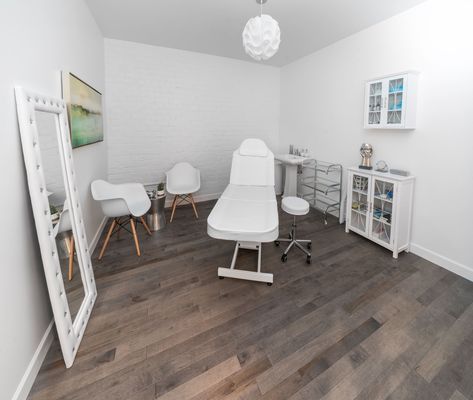 Brow Artist Room Ideas, Pmu Studio Decor, Beauty Salon Inspiration, Pmu Room, Esthetician Essentials, Lash Room Ideas Small Spaces, Lash Suite Ideas, Pmu Studio Ideas, Lash Suite