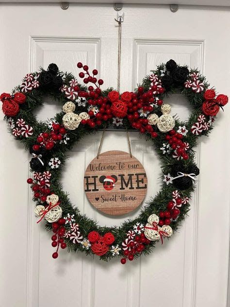 Lilo And Stitch Christmas Ornaments Diy, Disney Wreath Christmas, Disney Christmas Wreath Diy, Disney Christmas Decor Diy, Disney Christmas Decor Ideas, Mickey Mouse Wreath Diy, Mickey Christmas Decorations, Diy Disney Christmas Decorations, Mickey Mouse Navidad