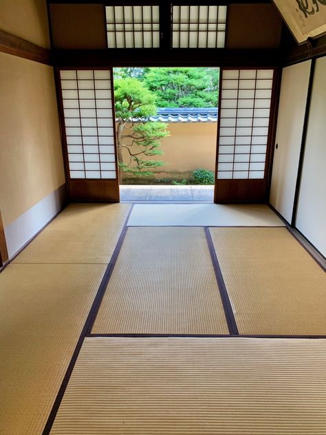 6 Mat tatami floor arrangement in Ryogen-in temple, Kyoto. Artist: Mitsuru Yokoyama Traditional Japanese Tatami Room, Japanese Home Floor Plan, Japan House Design Modern, Japanese Home Design Floor Plans, Tatami Mat Bedroom, Tatami Flooring, Japanese Flooring, Japanese Tatami Room, Japan Room