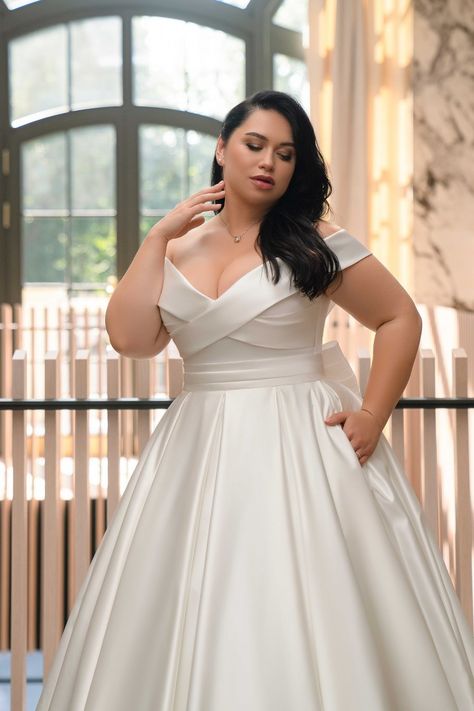 Vestidos Curvy, Unique Plus Size Wedding Dresses, Wedding Dresses Plus, Simple Wedding Dresses, Plus Size Wedding Dresses, Plus Size Wedding Gowns, Waist Corset, Curvy Bride, Minimalist Wedding Dresses