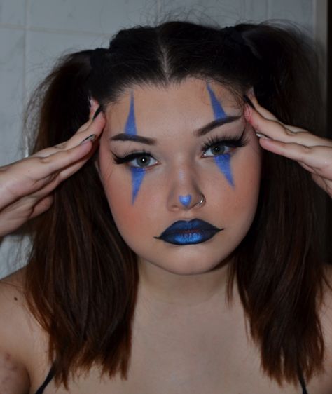 Minimalistic Clown Makeup, Glamour Clown Makeup, Jester Makeup Ideas, Blue Clown Makeup Halloween, Blue Halloween Makeup Ideas, Blue Clown Costume, Minimalist Clown Makeup, Blue Makeup Halloween, Pink And Blue Clown Makeup