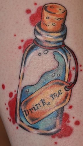 Wonderland tatt Glor-fin-del Drink Me Tattoo, Gatto Del Cheshire, Alice And Wonderland Tattoos, Tattoo Disney, Me Tattoo, Bottle Tattoo, Wonderland Tattoo, Awesome Tattoos, Eat Me