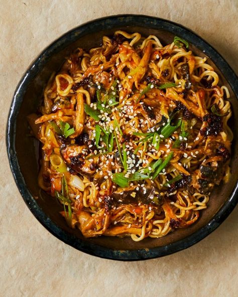 Pulled king oyster mushroom, peanut and chilli noodles Chilli Noodles, Mushroom Noodles, Vegan Noodles Recipes, Chinese Noodle Recipes, Sesame Noodles Recipe, King Oyster Mushroom, Oyster Mushroom Recipe, King Oyster Mushrooms, King Oyster