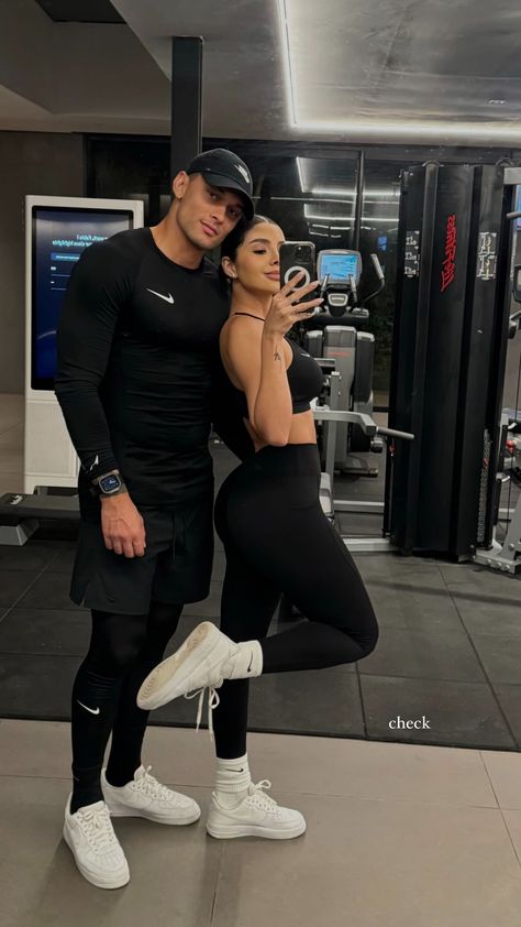 Date Night Outfits Couples, Gym Couples Pics, Couple Gym Outfits, Couple Working Out, Gym Poses Photo Shoot, Fitness Couple Aesthetic, Couple Gym Pics, Gym Couple Goals Relationships, Gym Couple Pictures