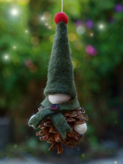 Pine Cone and Felt Gnome Christmas Ornament - The Magic Onions Juleverksted For Barn, Christmas Tree Cupcakes, Felt Christmas Decorations, Cones Crafts, Pine Cone Crafts, Felt Christmas Tree, Navidad Diy, Felt Christmas Ornaments, Christmas Ornament Crafts